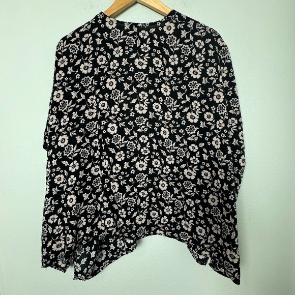 Black & Cream Floral Kimono Forever 21 Size Medium - Picture 2 of 8